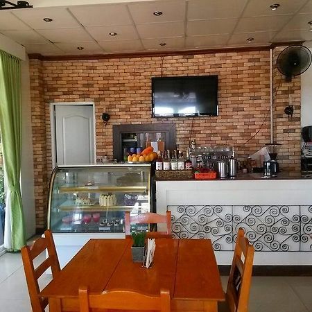 罗哈斯城 Veronica酒店 外观 照片